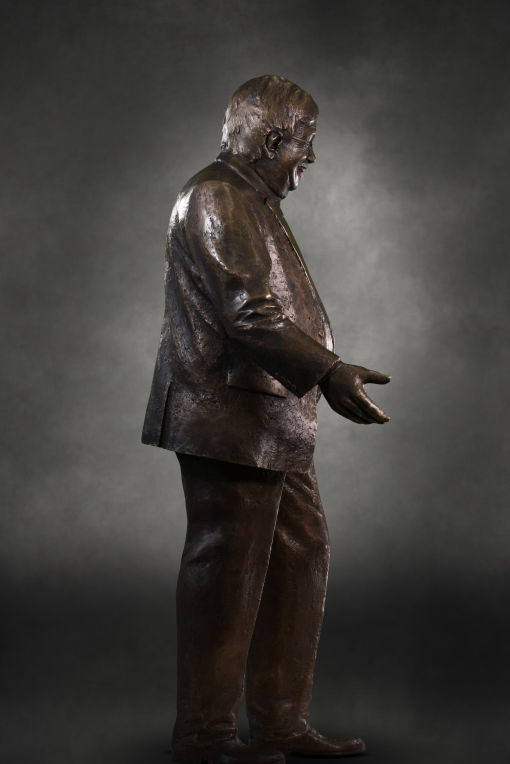 Die Bronzestatue des Walter Lübcke Memorials