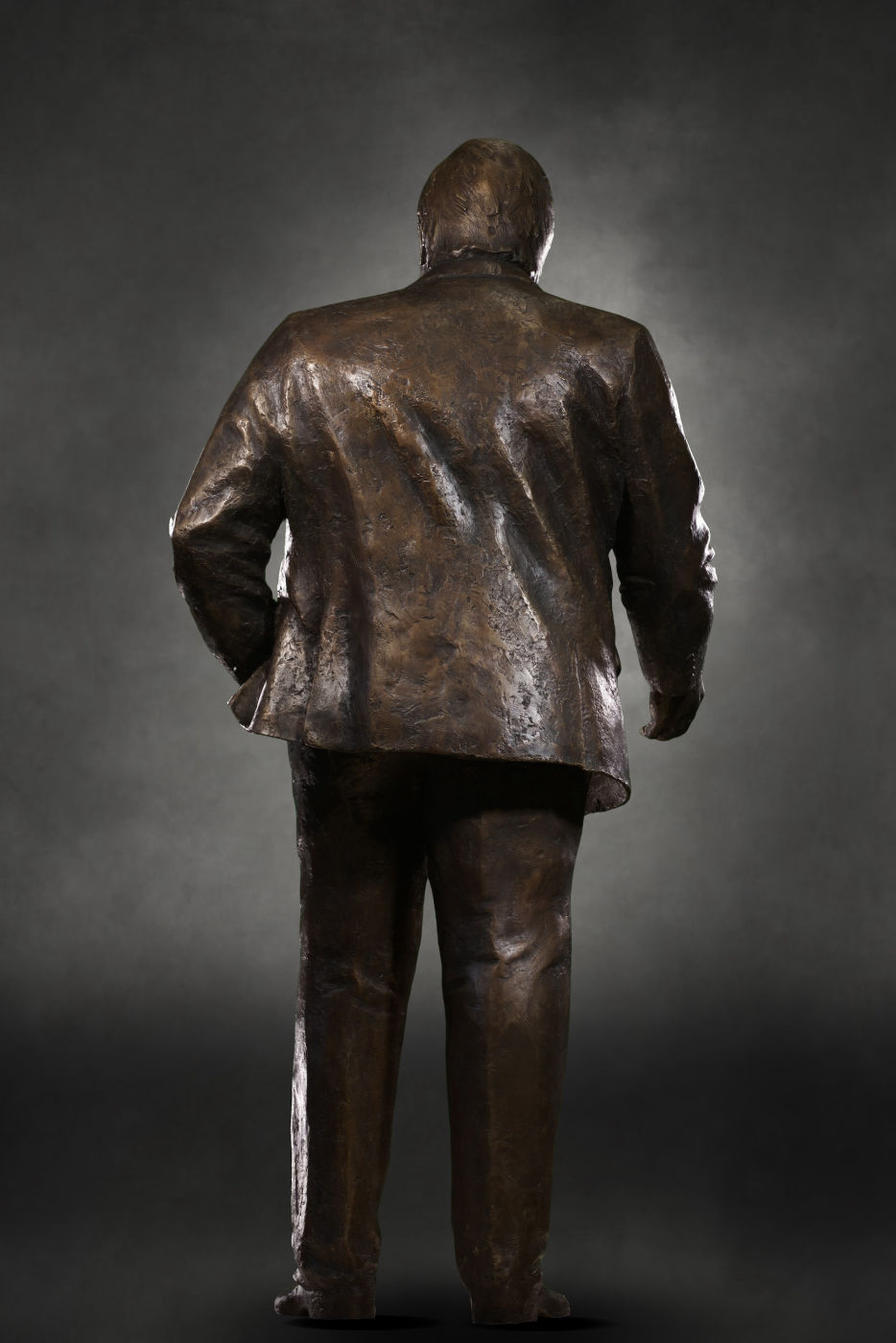 Die Bronzestatue des Walter Lübcke Memorials