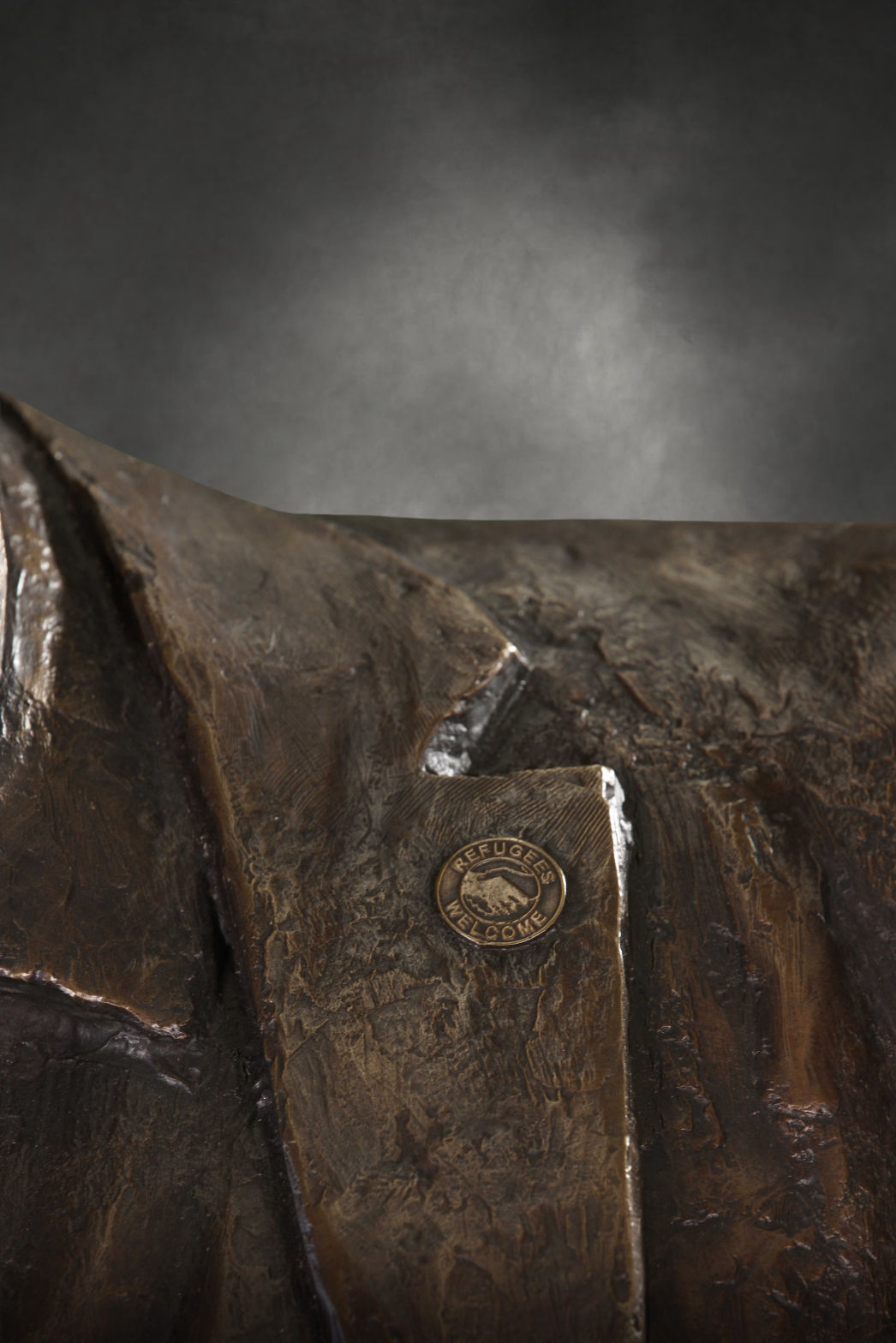 Detail der Bronzestatue des Walter Lübcke Memorials