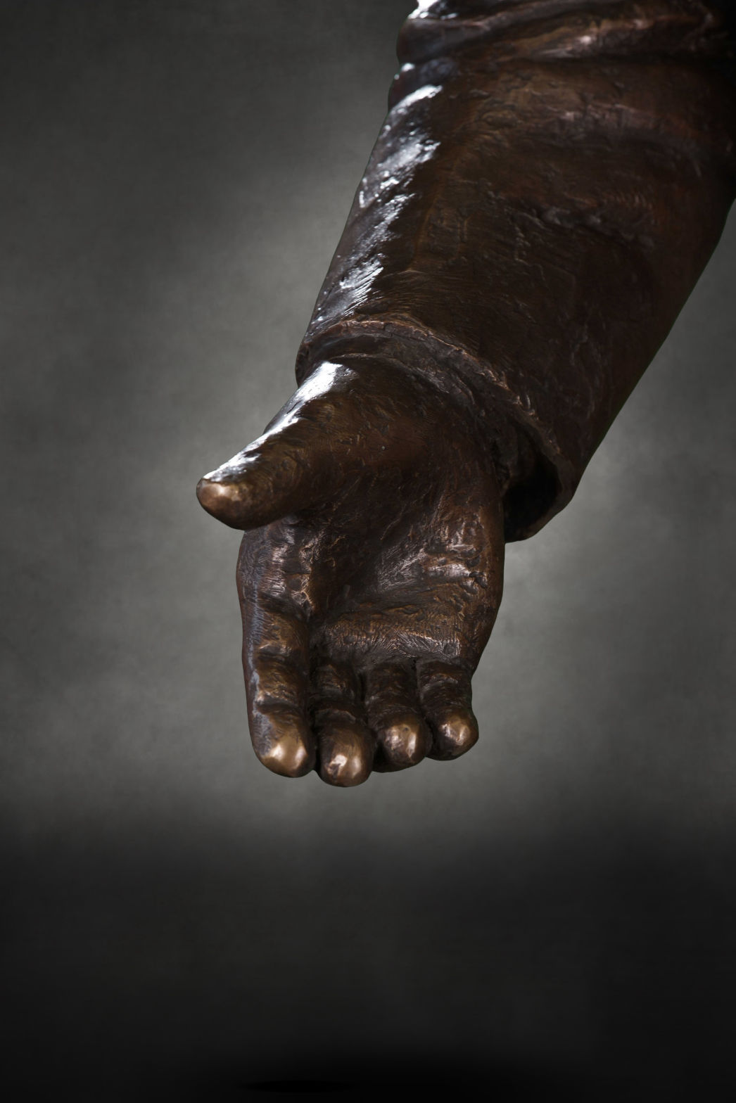 Detailaufnahme der Bronzestatue des Walter Lübcke Memorials