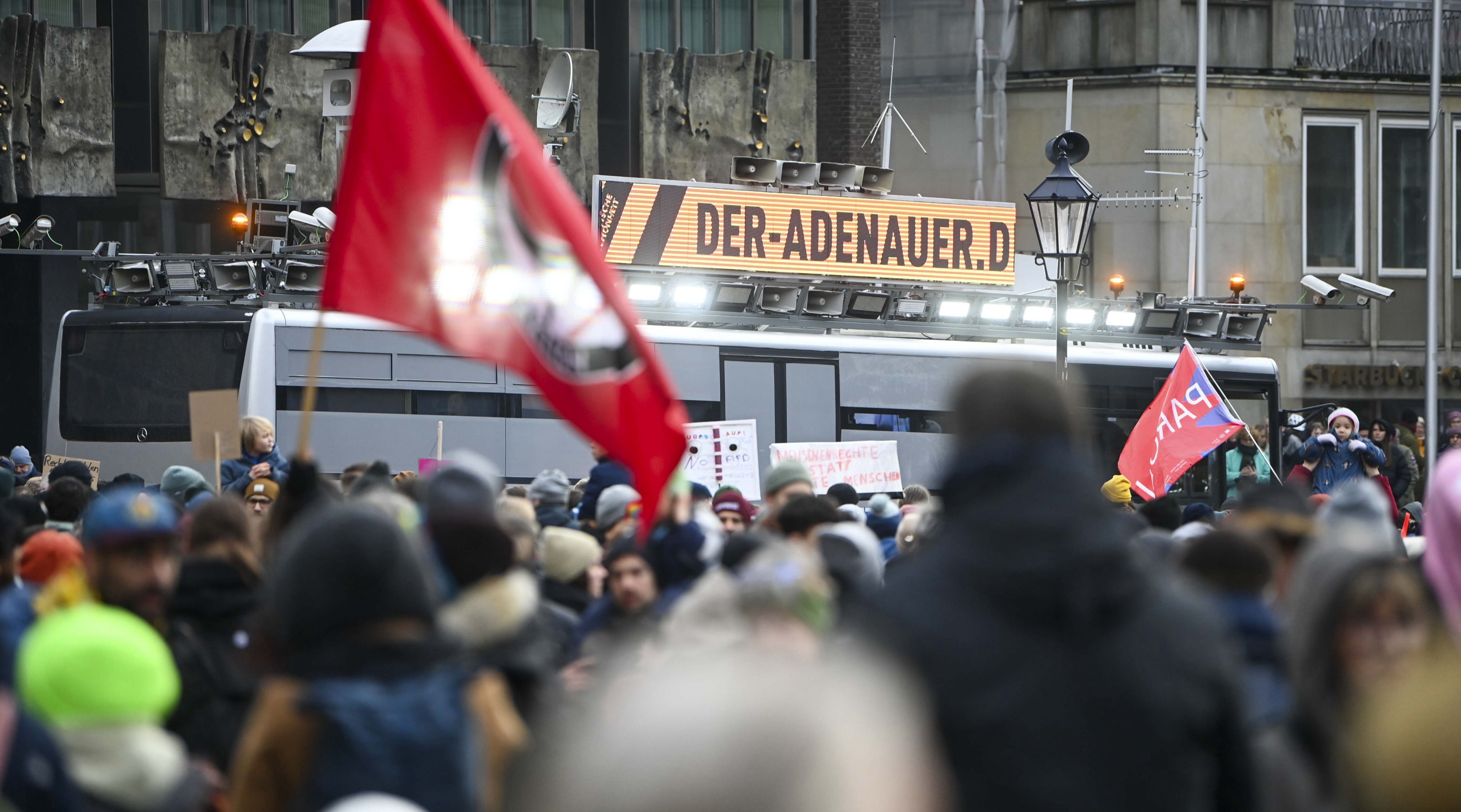 Der Adenauer SRP+ im Einsatz auf einer Demonstration