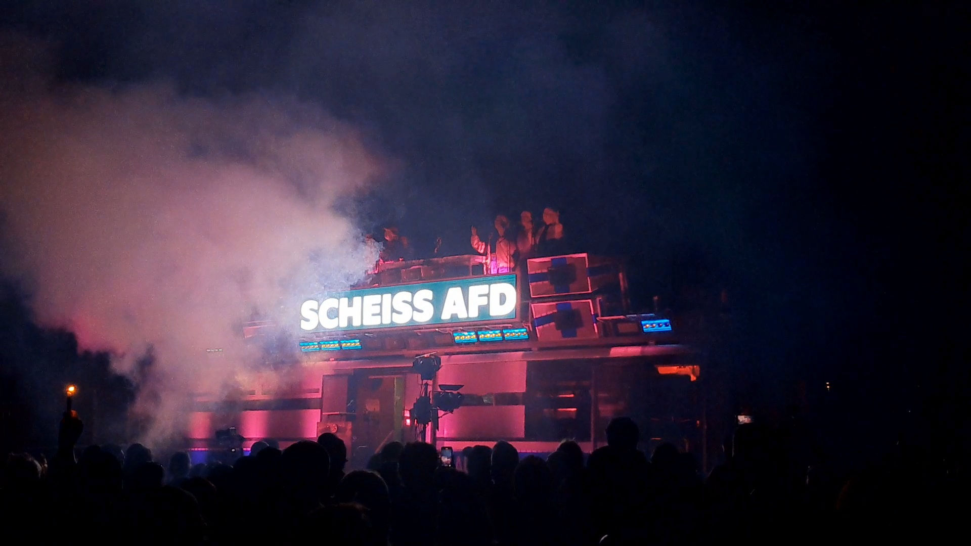 Adenauer SRP+ Tourauftakt auf dem Tempelhofer Feld: Corner Chor sing Scheiß AfD