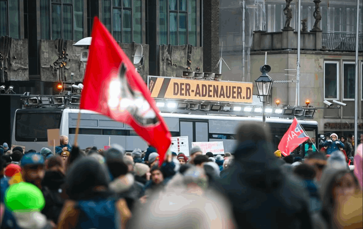 Der Adenauer SRP+ im Einsatz auf einer Demonstration