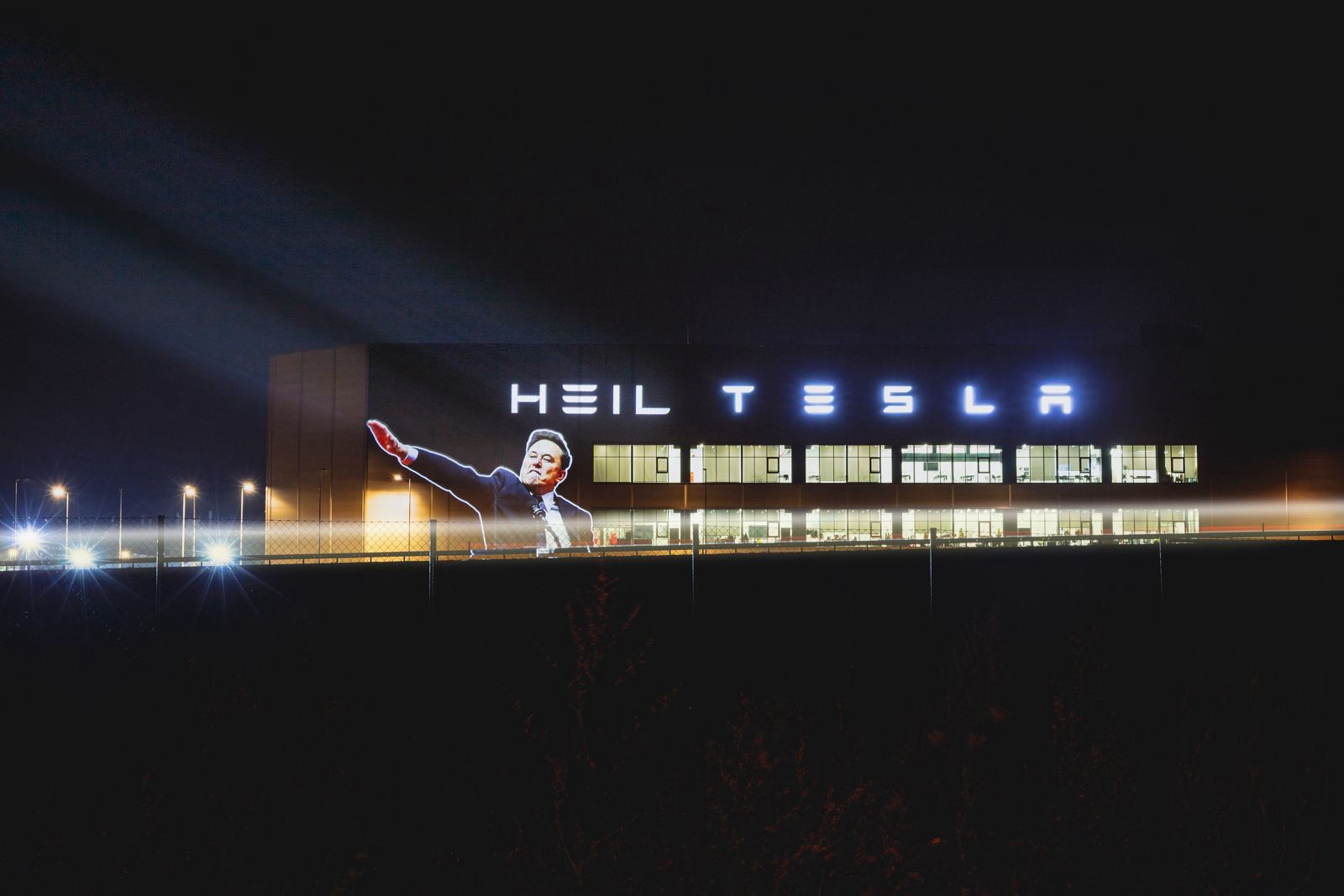 Heil Tesla, Elon Musk macht den Hitlergruß an der Tesla-Fabrik in Grünheide