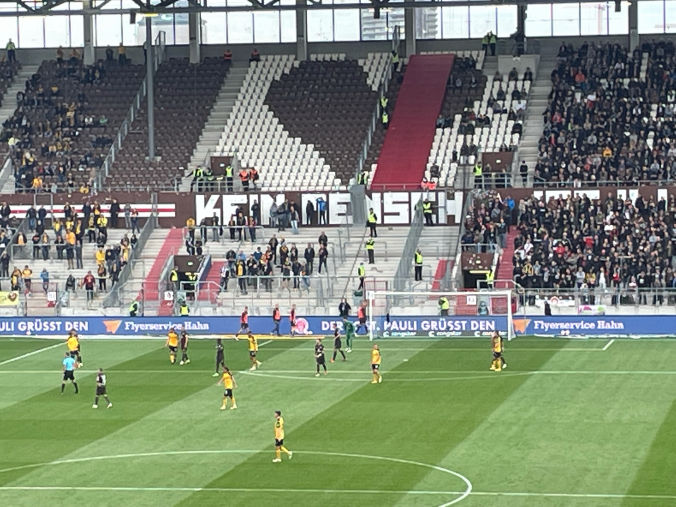 FC St. Pauli grüßt den Flyerservice Hahn, Millerntor