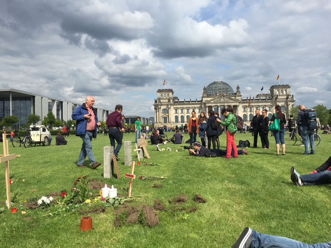 Marsch der Entschlossenen Bundestagswiese Tote Flüchtlinge Trauerfeier Tote Flüchtlinge