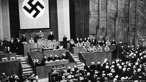 Hakenkreuzfahne, Nazis versammeln sich