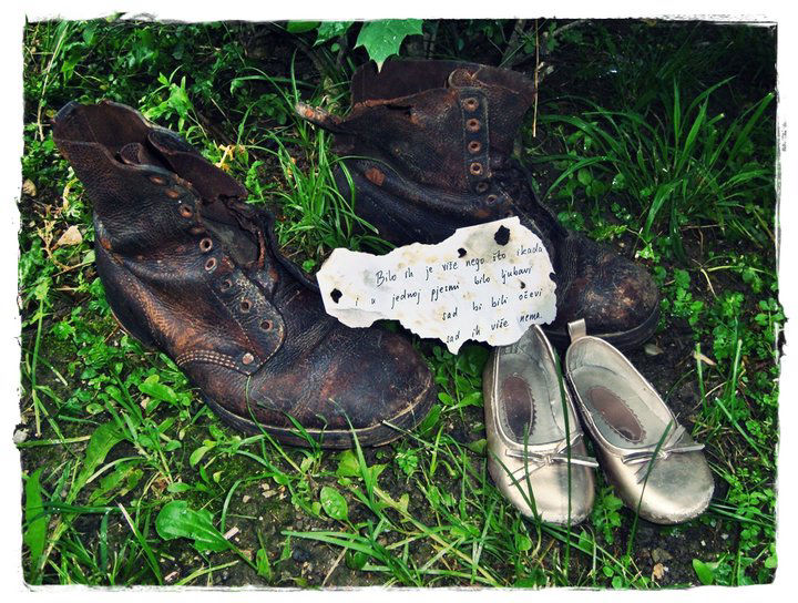 Schuhe, UN Mahnmal Srebrenica, UN Mahnmal Massaker Srebrenica