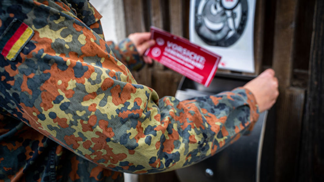 Bundeswehr an Briefkasten: Wo sind unsere Waffen? Verschwundene Waffen.