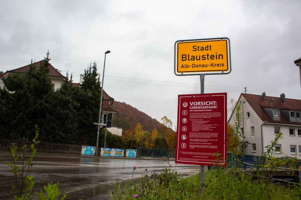 Ortsschild Stadt Blaustein mit Fahndungsplakat: Verschwundene Waffen.