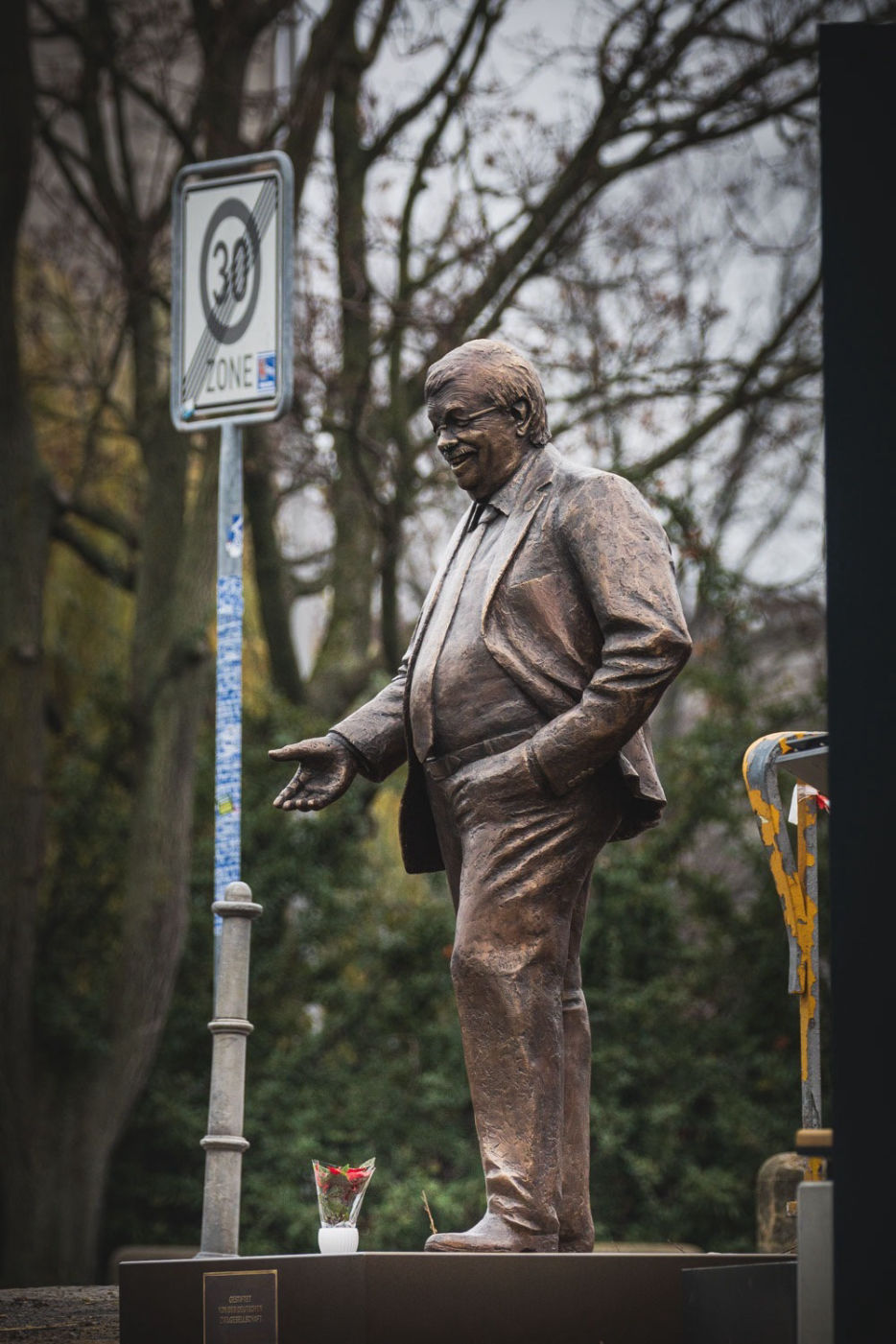 Die Bronzestatue des Walter Lübcke Memorials