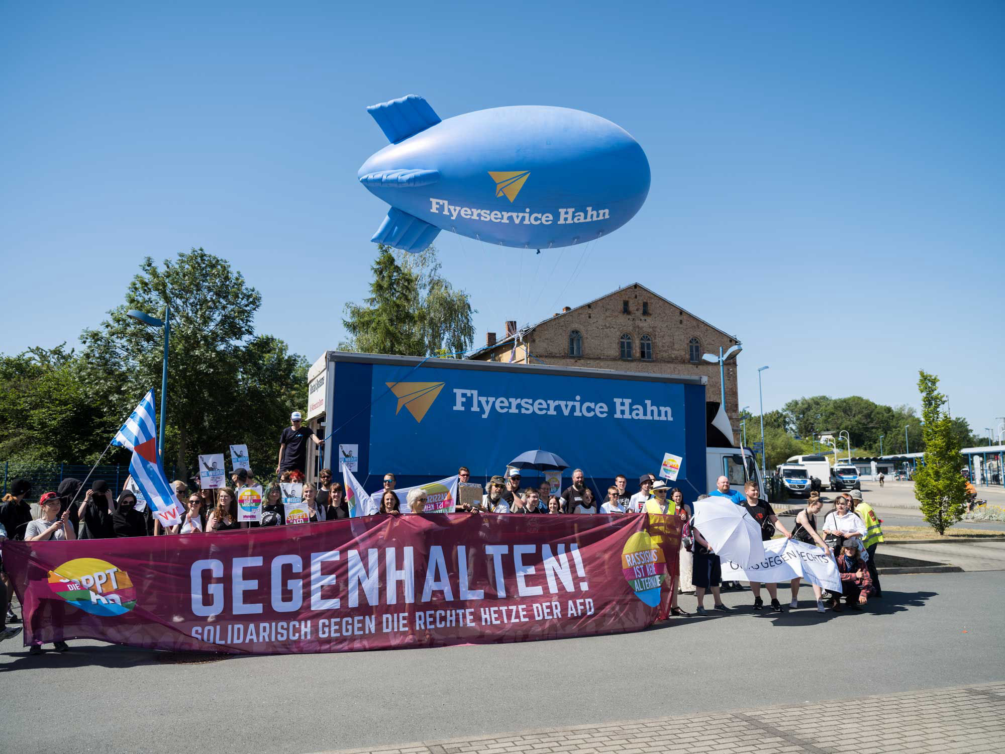 Flyerservice Hahn: Zeppelin Aktionskunst gegen die AfD