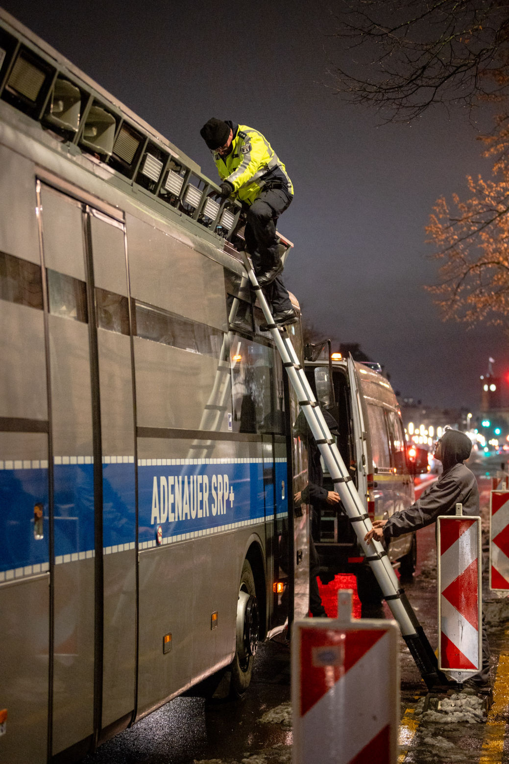 Aktionskunst: Die Berliner Polizei untersucht den Adenauer SRP+