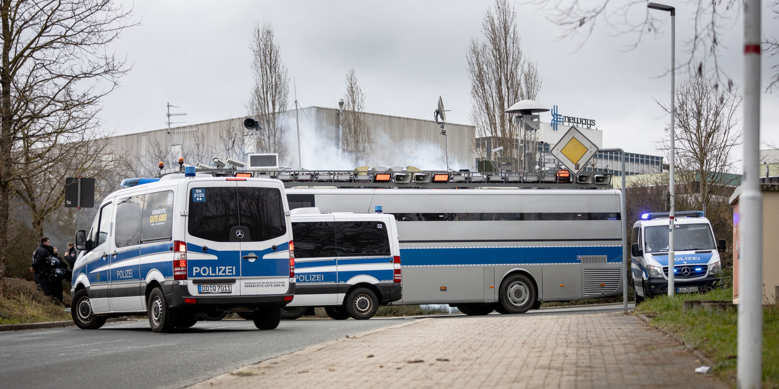 Aktionskunst behindert: Polizei Sachsen setzt Adenauer SRP+ in Riesa fest