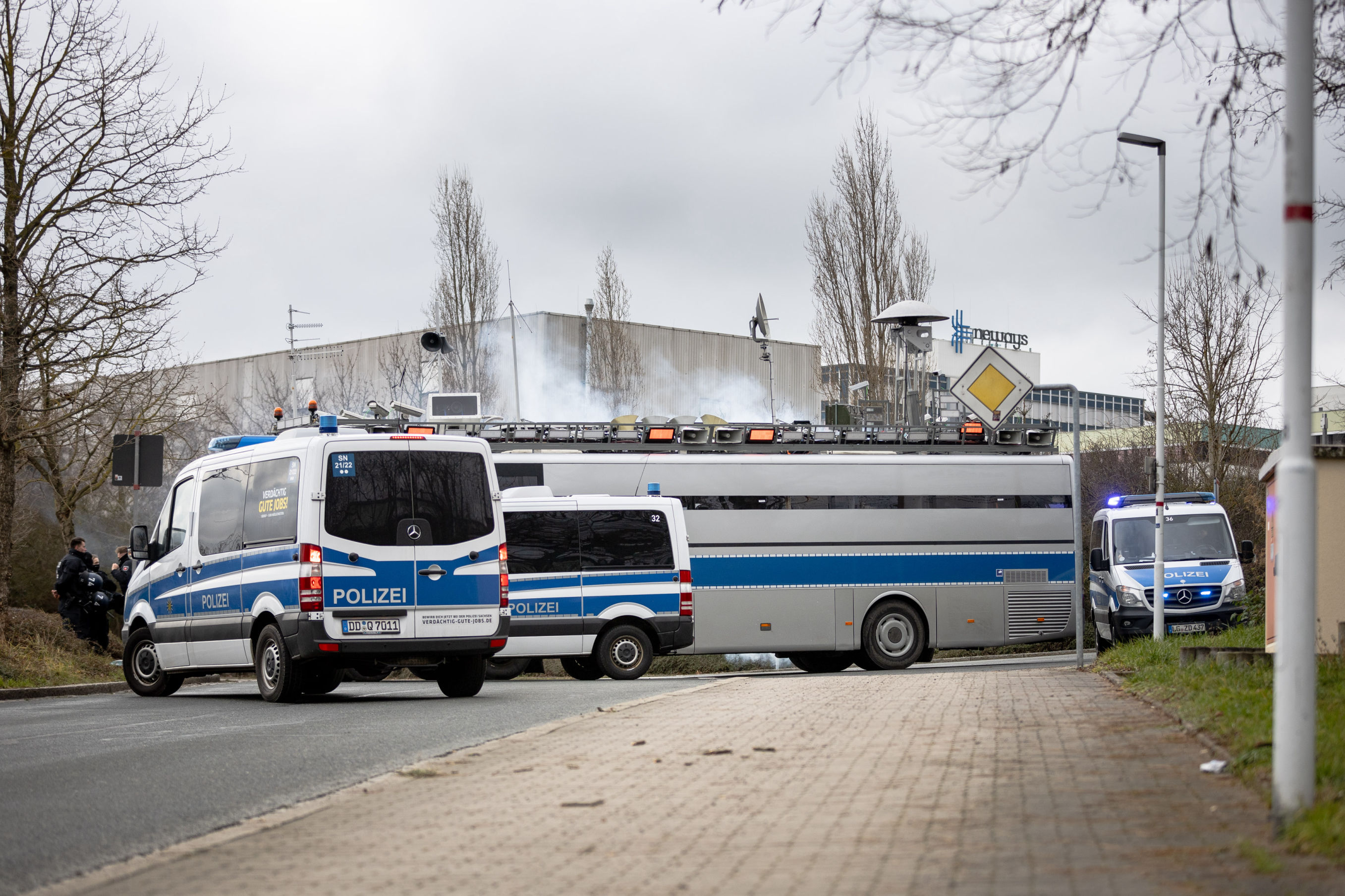 Aktionskunst behindert: Polizei Sachsen setzt Adenauer SRP+ in Riesa fest