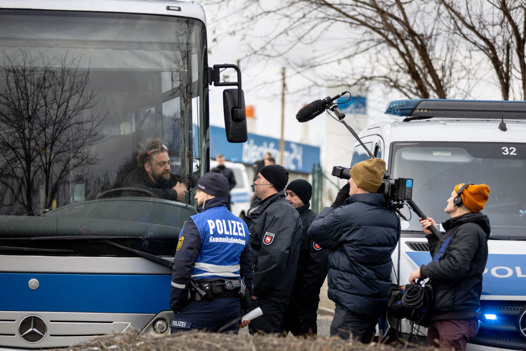 Aktionskunst behindert: Polizei Sachsen setzt Adenauer SRP+ in Riesa fest