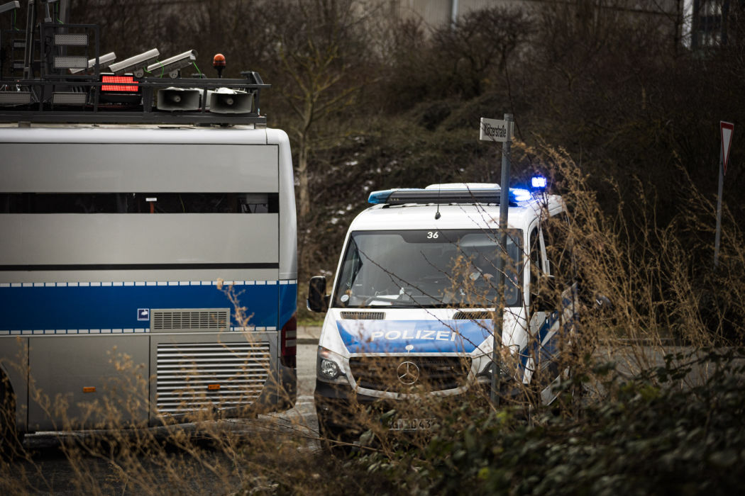 Aktionskunst behindert: Polizei Sachsen setzt Adenauer SRP+ in Riesa fest