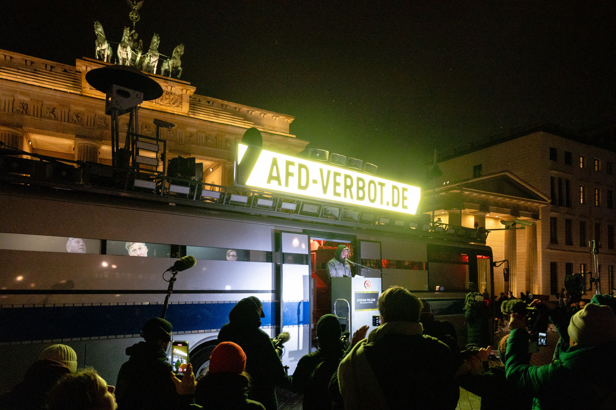 Aktionskunst und radikaler Humanismus: Der Adenauer SRP+ vor dem Brandenburger Tor in Berlin AfD Verbot