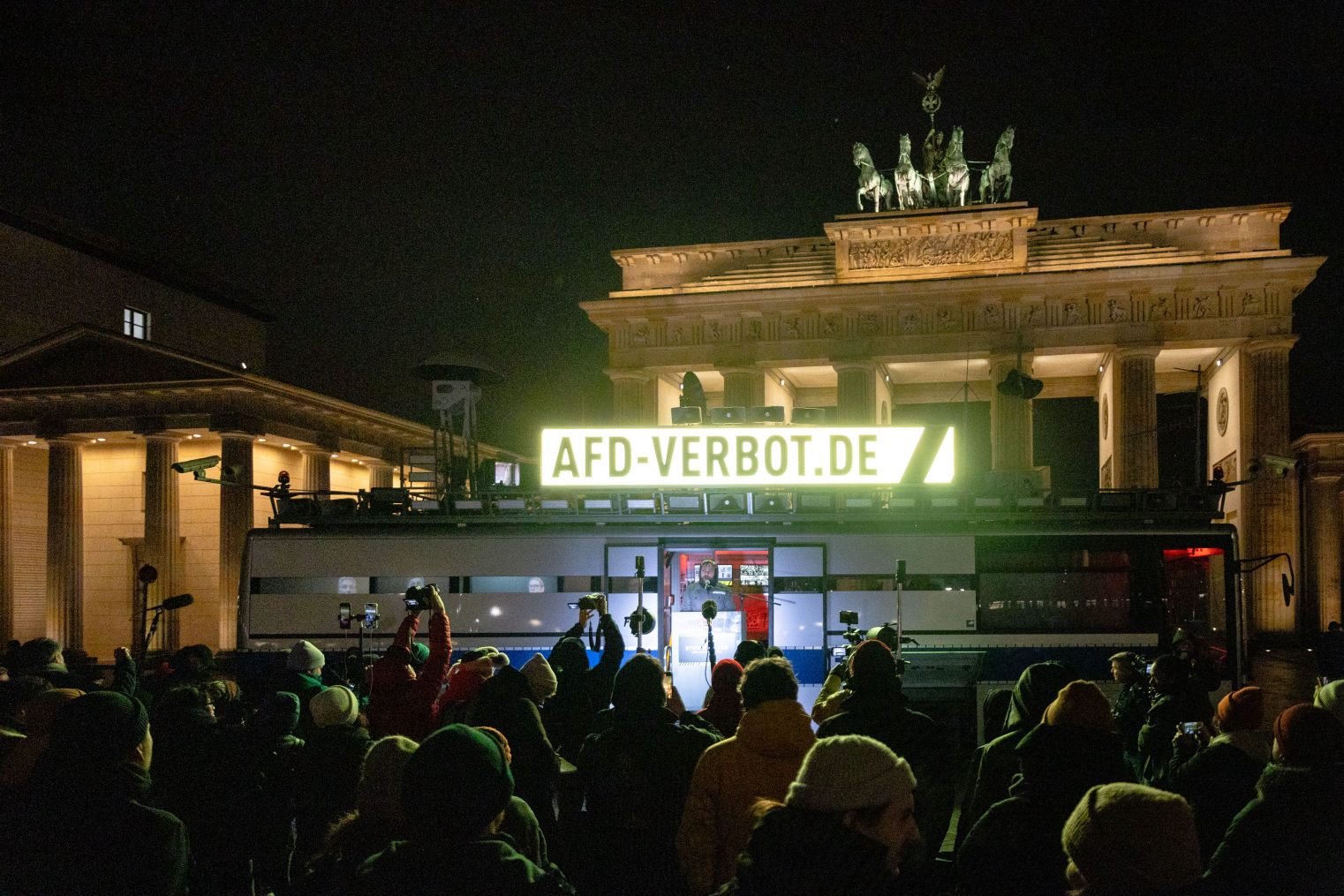 Aktionskunst des Zentrums für Politische Schönheit: Adenauer SRP+ vor dem Brandenburger Tor in Berlin. AfD-Verbot.