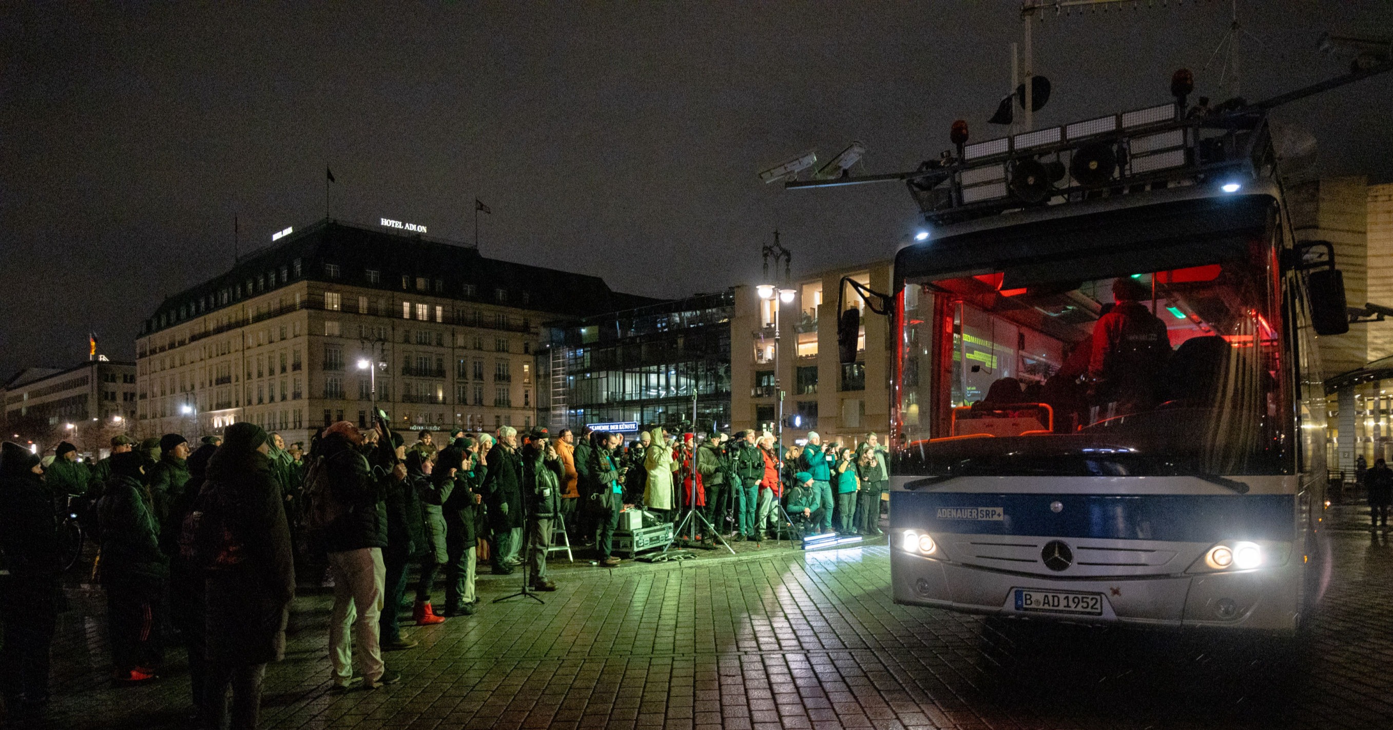 Aktionskunst des Zentrums für Politische Schönheit: Adenauer SRP+ vor dem Brandenburger Tor in Berlin