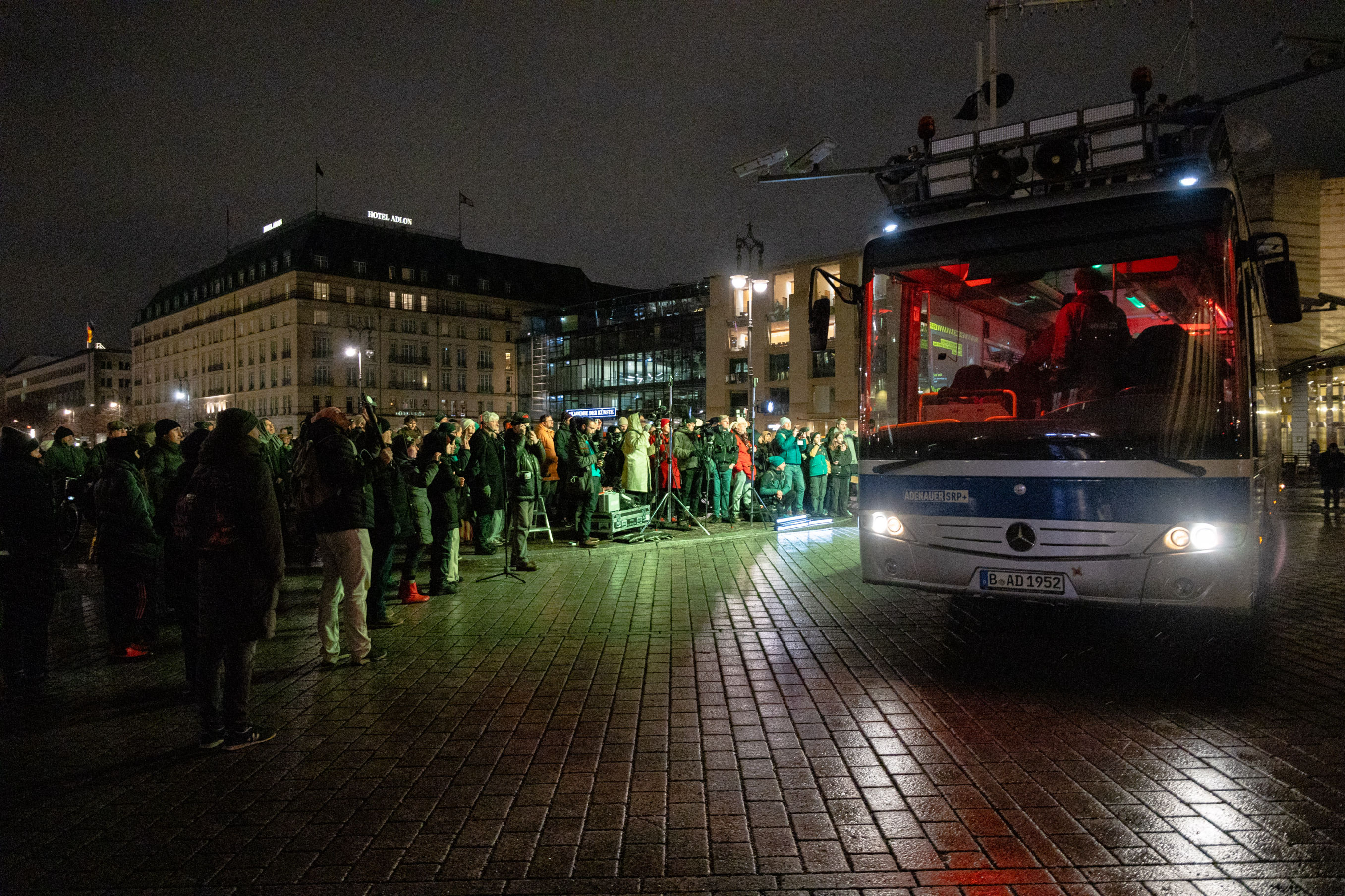 Aktionskunst des Zentrums für Politische Schönheit: Adenauer SRP+ vor dem Brandenburger Tor in Berlin