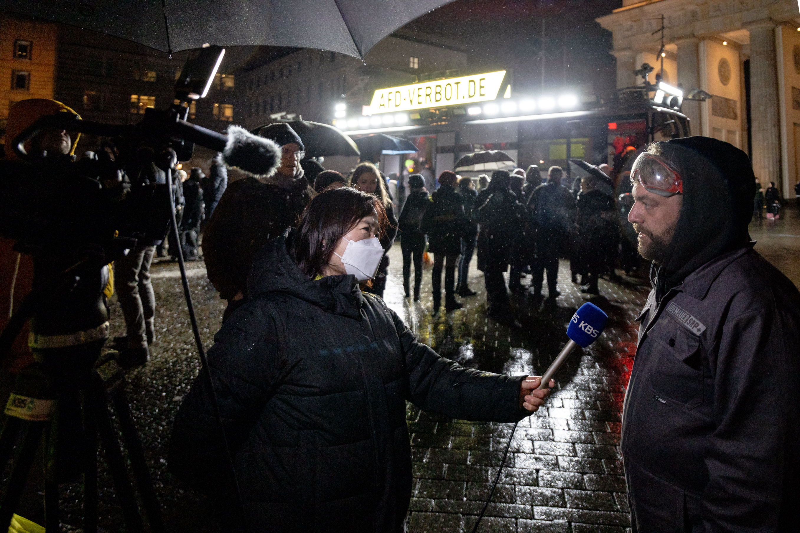 Aktionskunst des Zentrums für Politische Schönheit: Adenauer SRP+ vor dem Brandenburger Tor in Berlin, AfD Verbot, Presse