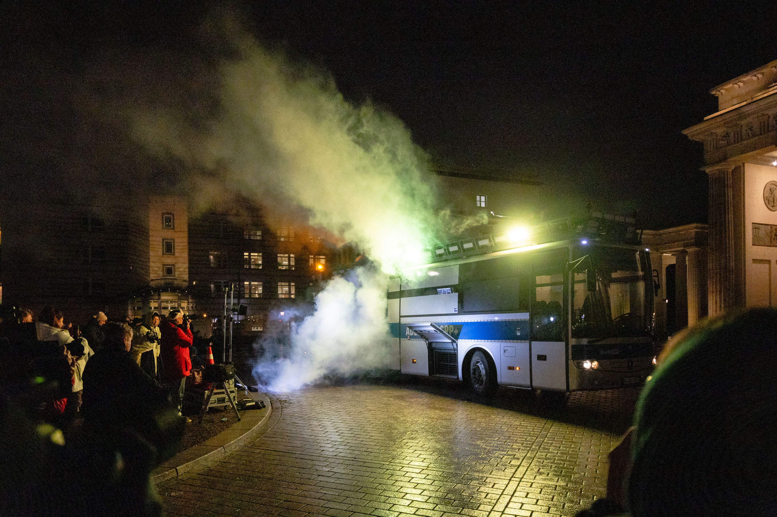 Aktionskunst des Zentrums für Politische Schönheit: Adenauer SRP+ vor dem Brandenburger Tor in Berlin