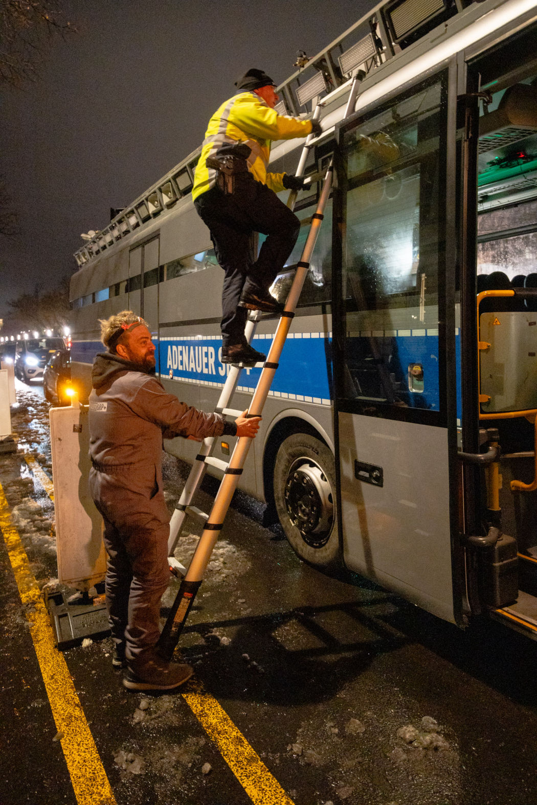 Aktionskunst: Die Berliner Polizei untersucht den Adenauer SRP+