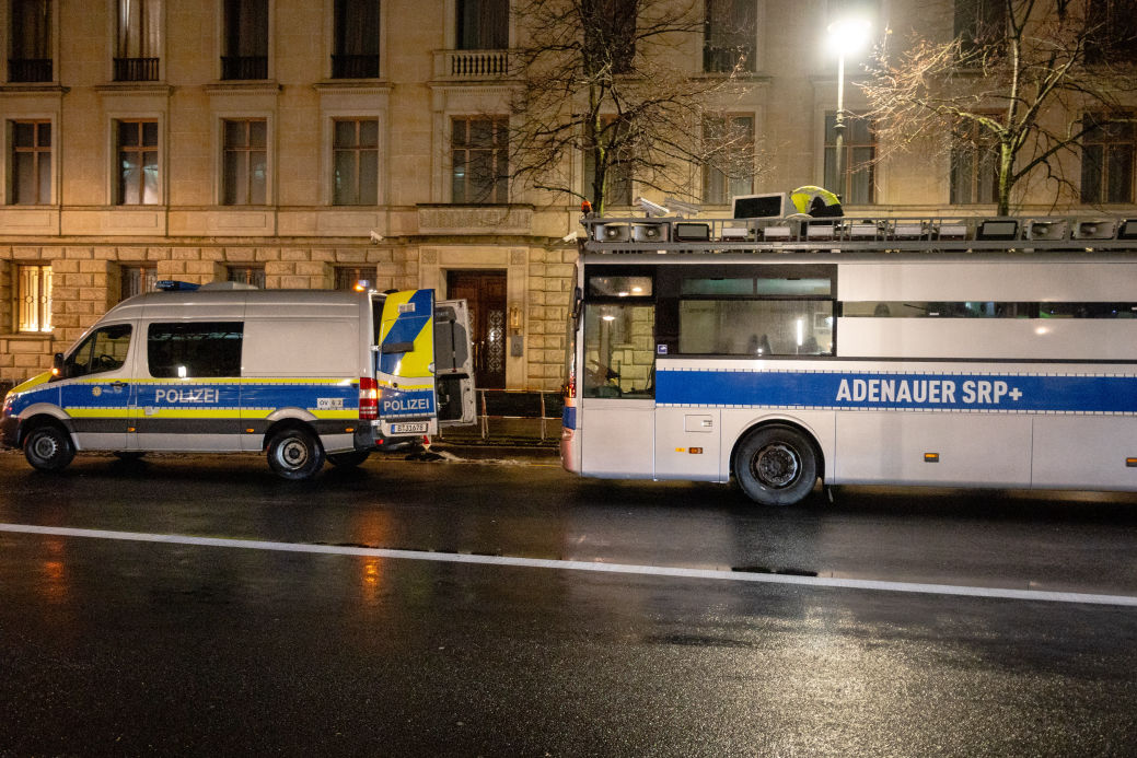 Aktionskunst: Die Berliner Polizei untersucht den Adenauer SRP+