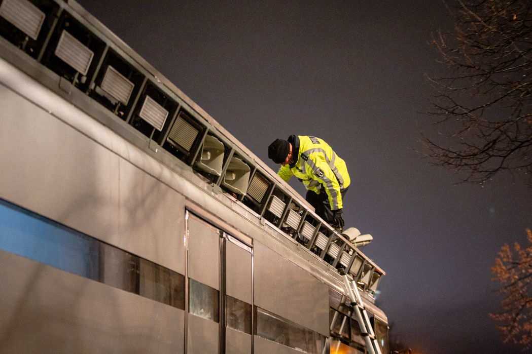 Aktionskunst: Die Berliner Polizei untersucht den Adenauer SRP+