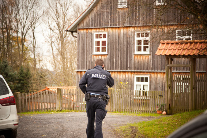 Polizei vor höcke (bornhagen) mahnmal