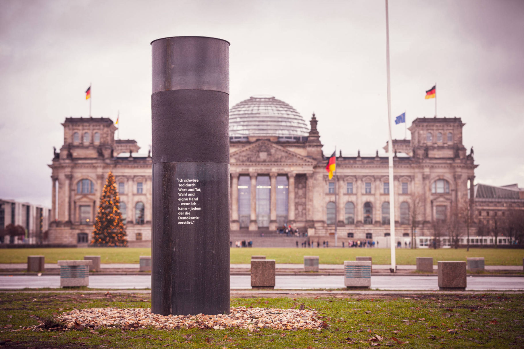 Widerstandssäule: Gedenken heißt kämpfen, Aktionskunst