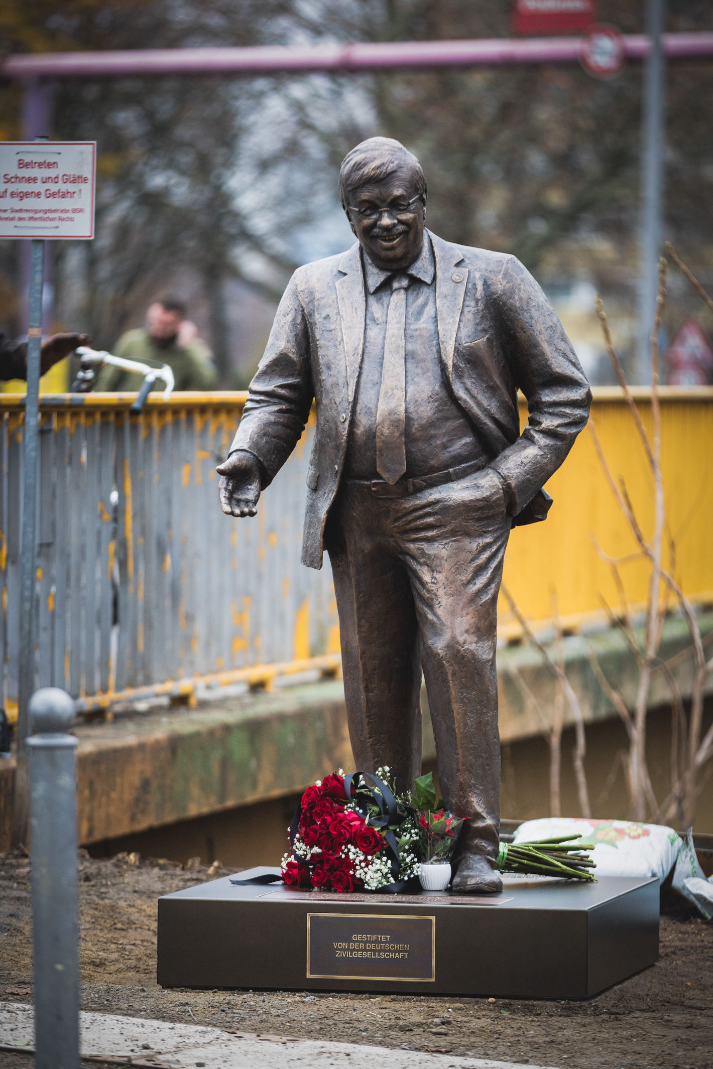 Die Bronzestatue des Walter Lübcke Memorials