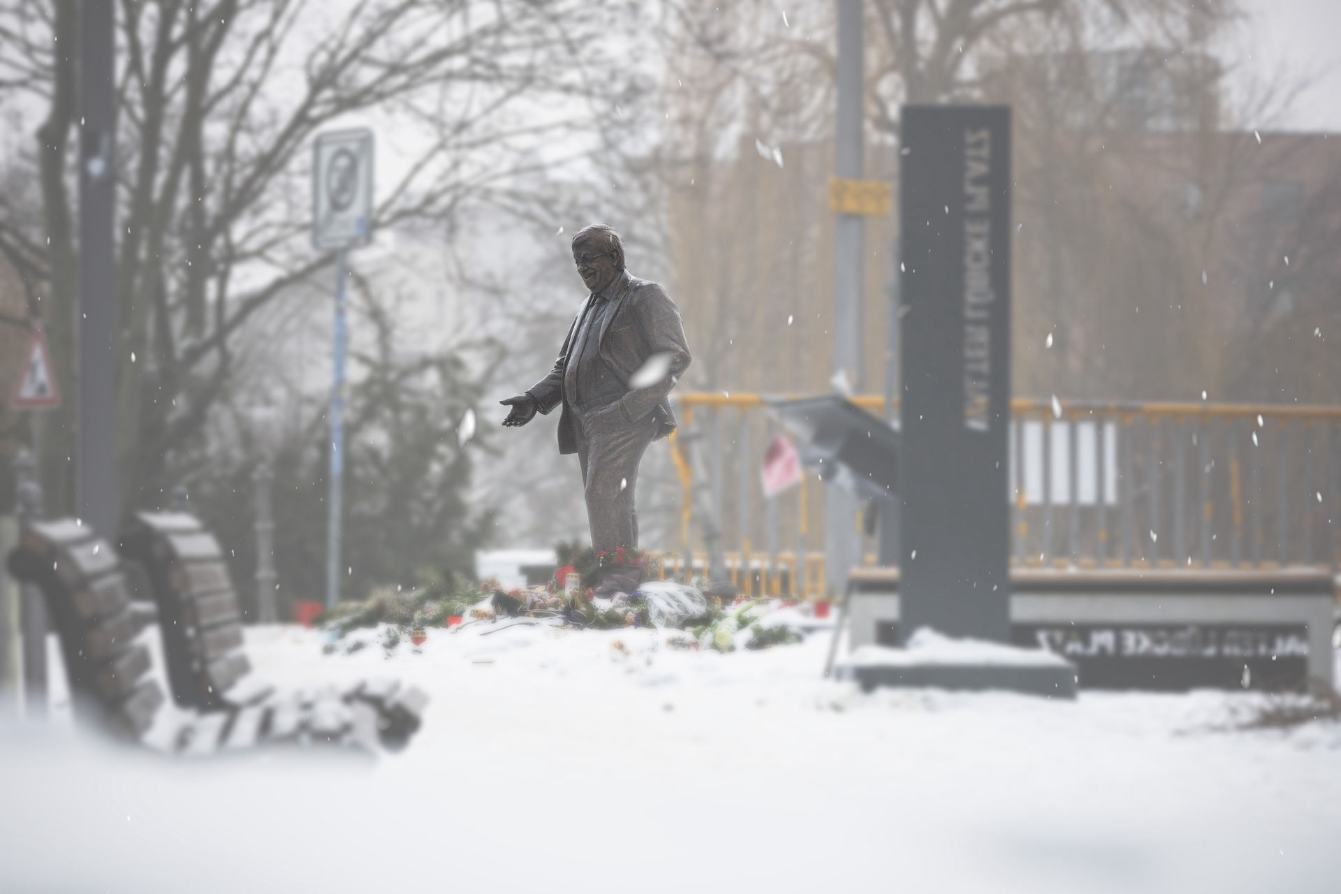 Walter Lübcke Memorial im Schnee vor der CDU Zentrale